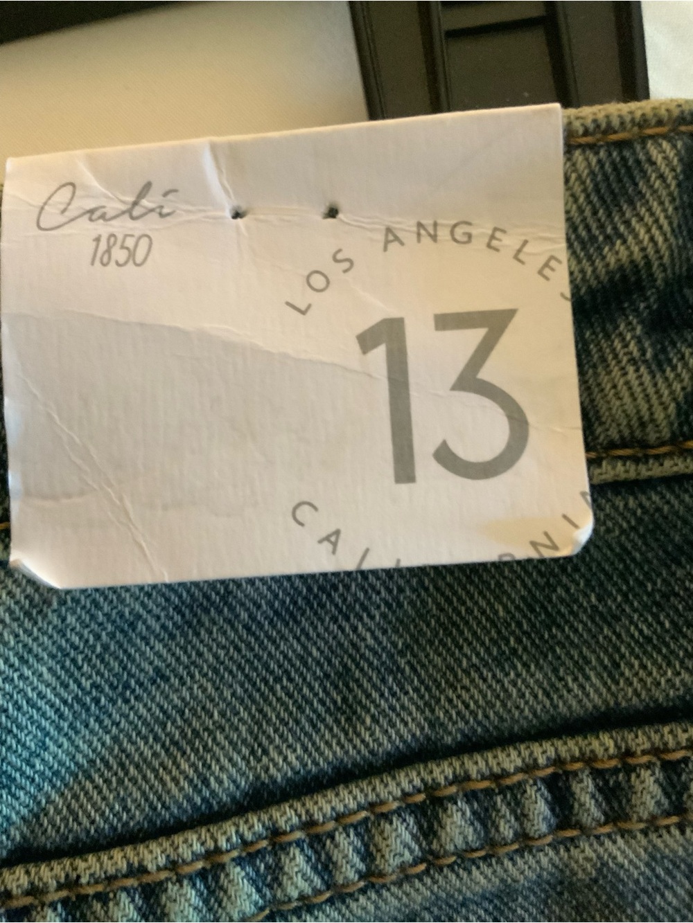 High-rise Wide-Leg Star Patch Jeans in Light Blue with Metal Belt Accent - Picture 5 of 10